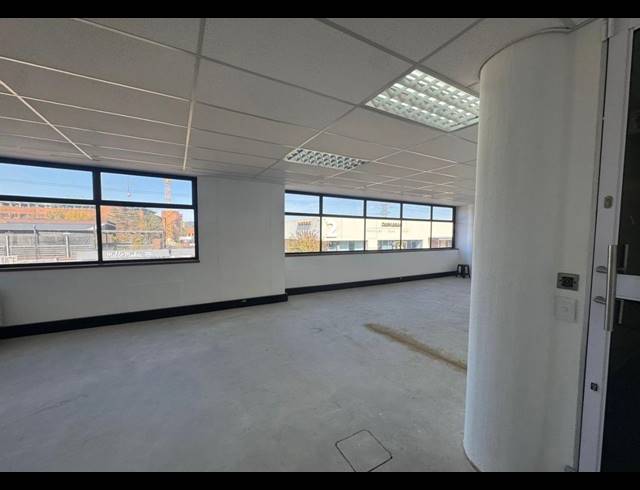 105M² SHOWROOM TO LET IN KRAMERVILLE